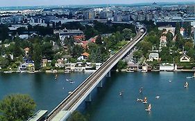 ZENTRUMNAH direkt an UBAHN bei UN-VIC und am BADESTRAND